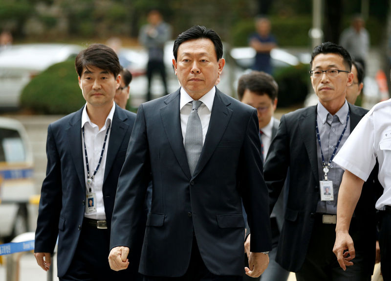 © Reuters. Lotte Group chairman Shin Dong-bin arrives at a court in Seoul