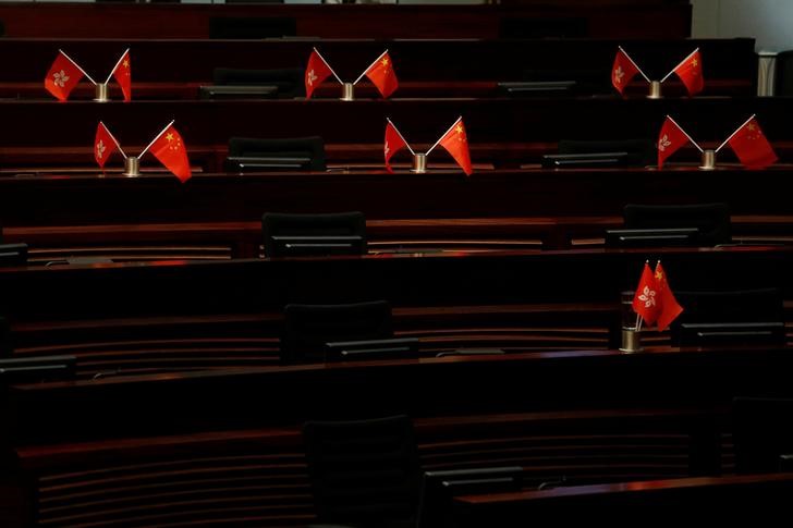 © Reuters. أزمة في الأفق مع انسحاب نواب موالين لبكين من برلمان هونج كونج