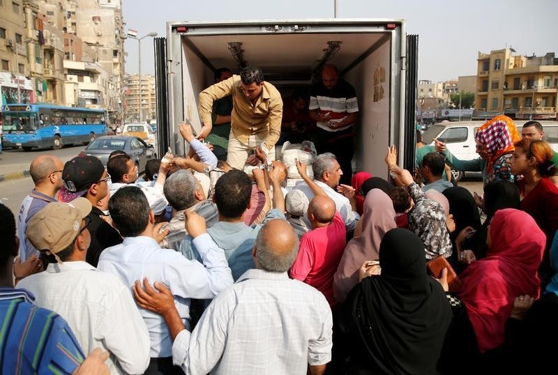 © Reuters. وزير التموين المصري: المركزي وفر 1.8 مليار دولار لتكوين احتياطي سلع أساسية لمدة 6 أشهر