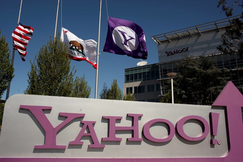 © Reuters. The Yahoo logo is shown at the company's headquarters in Sunnyvale, California