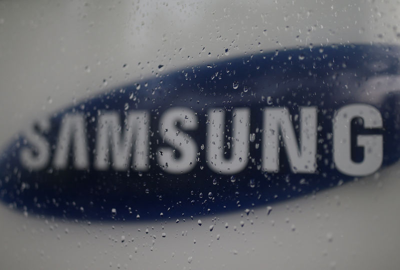 © Reuters. The logo of Samsung Electronic is seen at its headquarters in Seoul