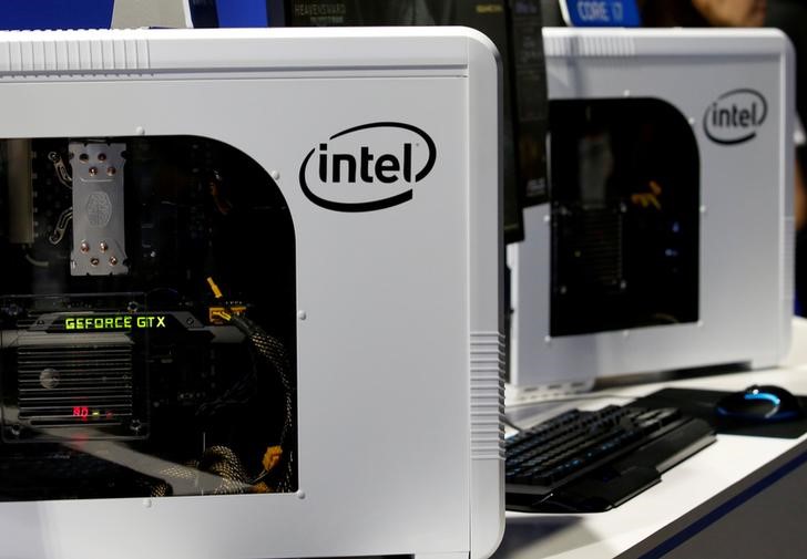 © Reuters. Логотип Intel на компьютерах на выставке игр в Токио