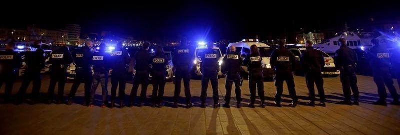 © Reuters. أفراد الشرطة الفرنسية يحتجون على هجمات وعدم كفاية الموارد