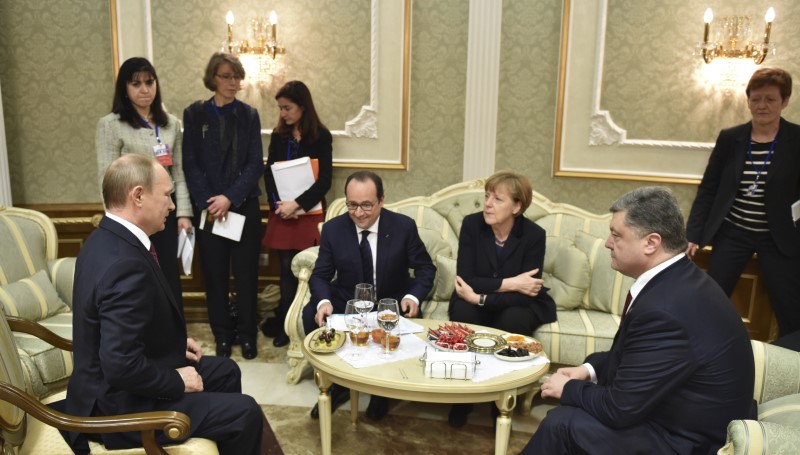 © Reuters. Vladimir Putin, Petro Poroshenko, Angela Merkel and Francois Hollande attend a meeting on resolving the Ukrainian crisis in Minsk