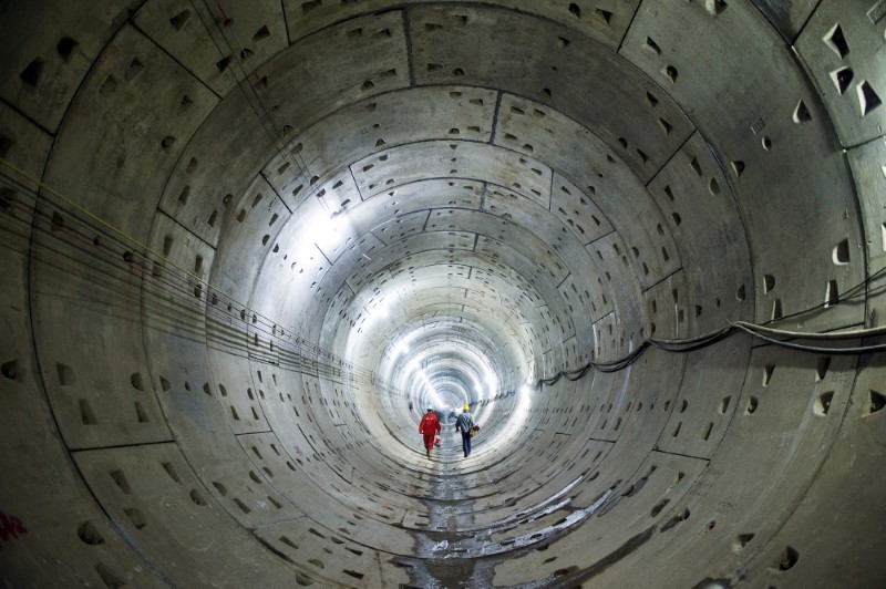 © Reuters. Workers walk along a tunnel of a subway construction site in Changsha, Hunan province