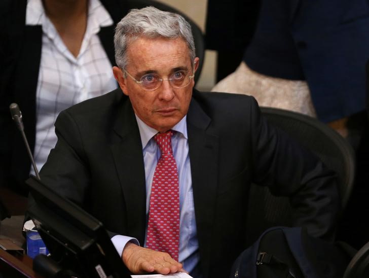 © Reuters. Líder opositor Álvaro Uribe durante evento em Bogotá