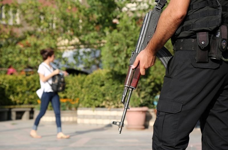 © Reuters. Policial turco visto com arma em Diarbaquir, Turquia