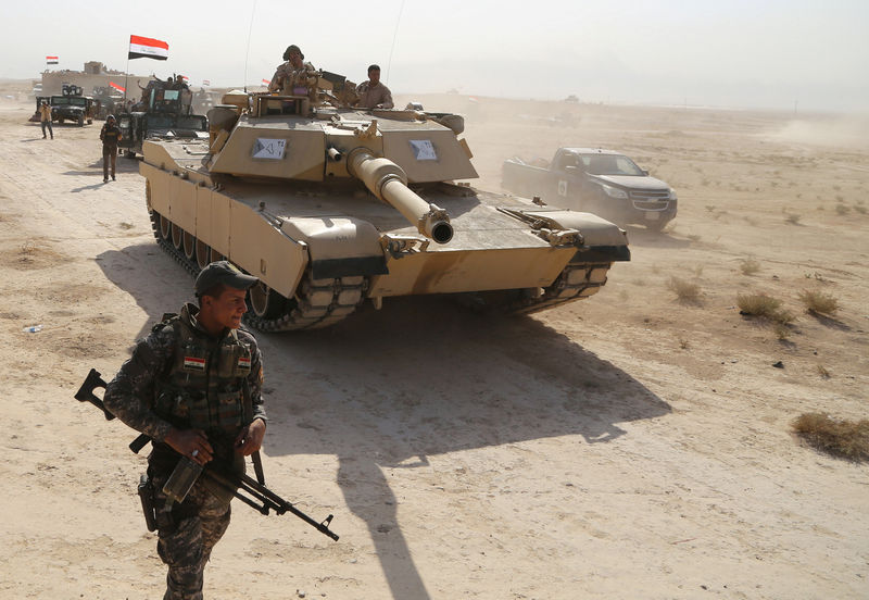 © Reuters. Militares iraquianos vistos em Qayara, a sul de Mosul