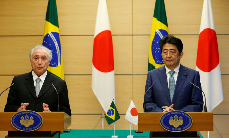 © Reuters. Presidente Michel Temer e primeiro-ministro japonês, Shinzo Abe, durante entrevista coletiva em Tóquio
