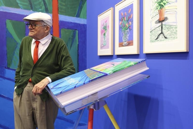 © Reuters. رسام بريطاني يقدم كتابا ضخما لأعماله خلال أكبر معرض للكتاب في العالم