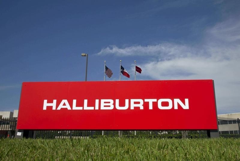 © Reuters. Логотип Halliburton на офисе компании в Хьюстоне
