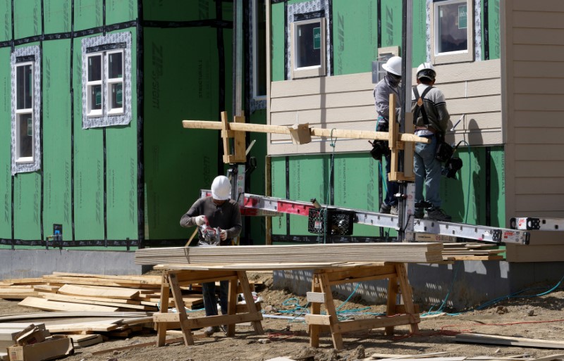 © Reuters. Workers construct a new home in Leyden Rock in Arvada, Colorado