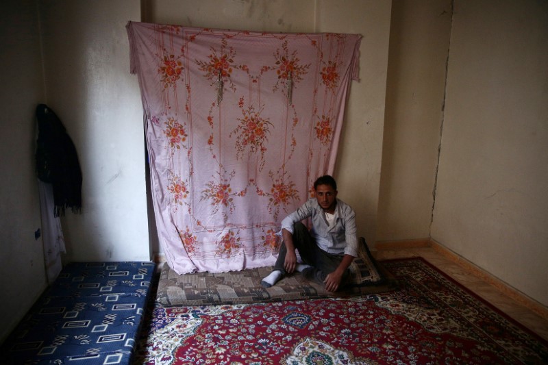 © Reuters. An internally displaced man rests inside a room he is currently living in, inside the rebel-held besieged eastern Ghouta of Damascus