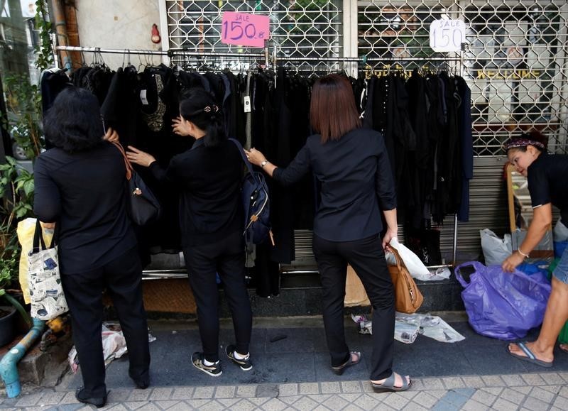 © Reuters. مبيعات القمصان السوداء تزدهر في تايلاند مع بدء الحداد على ملك البلاد