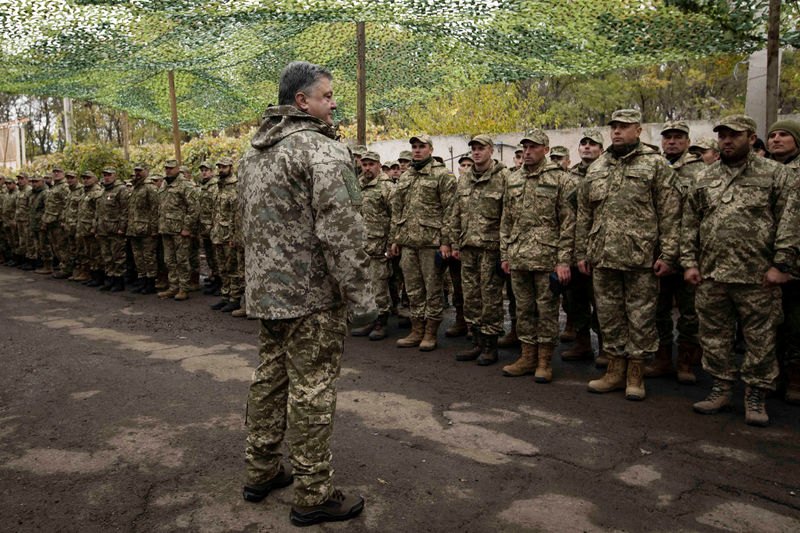 © Reuters. Ukrainian President Poroshenko meets with servicemen during visit to zone of military operation against Russian-backed separatists in Donetsk region
