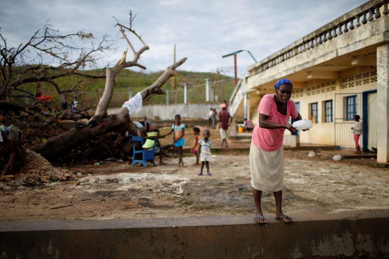 © Reuters. Pessoas vistas em abrigo parcialmente destruído pelo furacão Matthew em Jeremie, Haiti