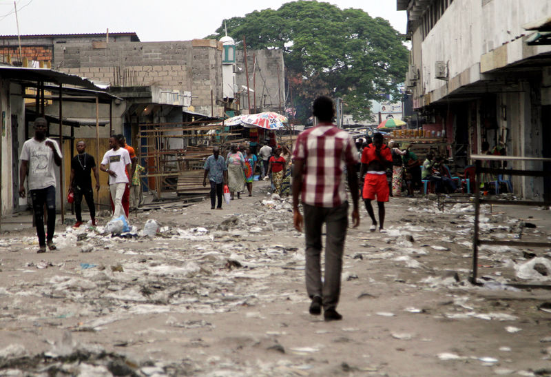 © Reuters. Pessoas vistas em rua durante greve geral em Minshasa, República Democrática do Congo