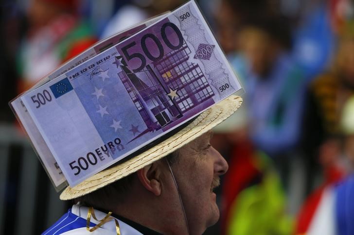 © Reuters. A carnival reveller takes part in the "Rosenmontag" (Rose Monday) parade, the highlight of the annual carnival season in Cologne