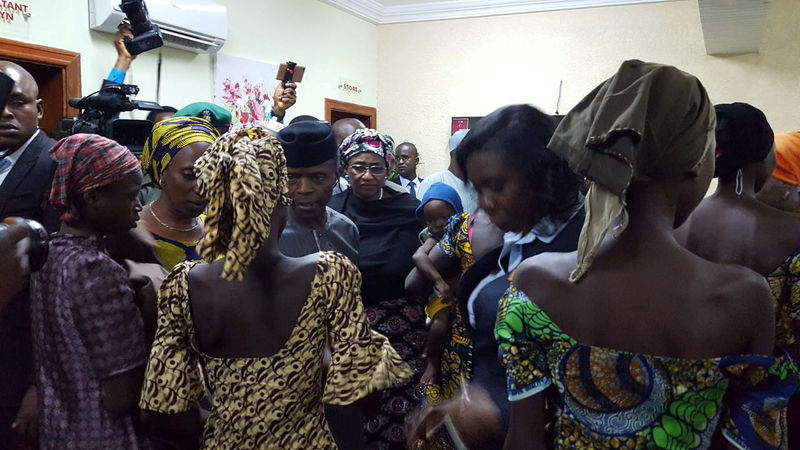 © Reuters. Some of the 21 Chibok school girls released are seen during a meeting with Nigeria's Vice President Yemi Osinbajo in Abuja, Nigeria