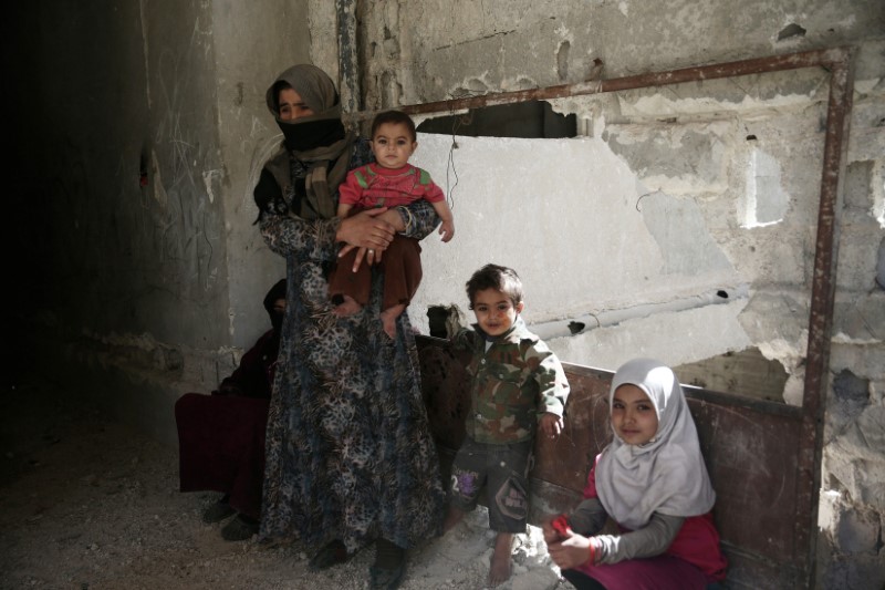 © Reuters. بعيدا عن حلب.. تقدم الجيش السوري يصيب ضاحية محاصرة في دمشق باليأس