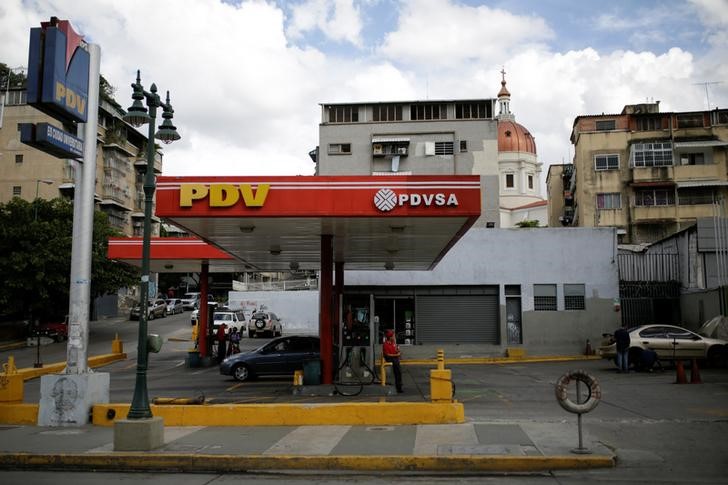 © Reuters. A view of a gas station of Venezuelan state oil company PDVSA in Caracas