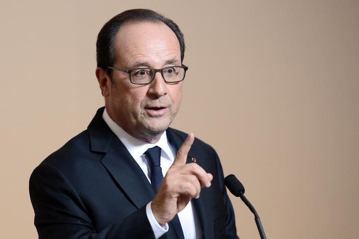 © Reuters. أولوند يقول إن فرنسا لن تخفف الضغط على روسيا بشأن سوريا