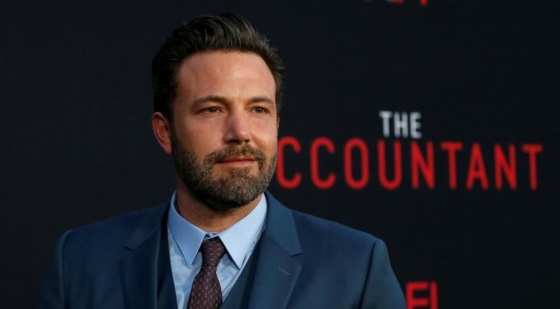 © Reuters. Affleck posa em lançamento de "O Contador" em Hollywood