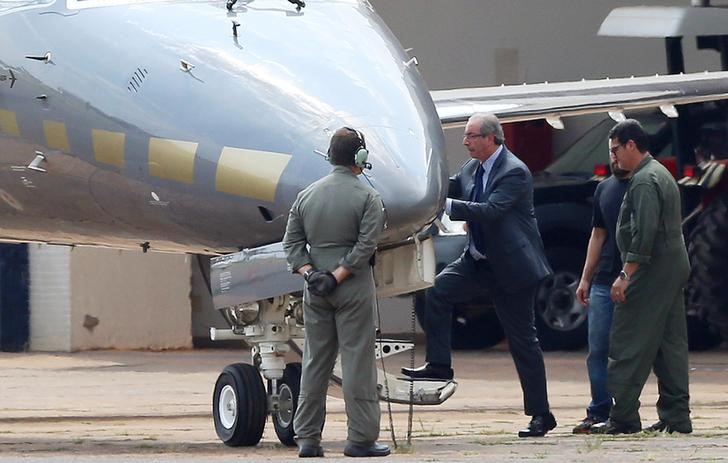 © Reuters. Cunha é escoltado por policiais ao viajar de Brasília para Curitiba