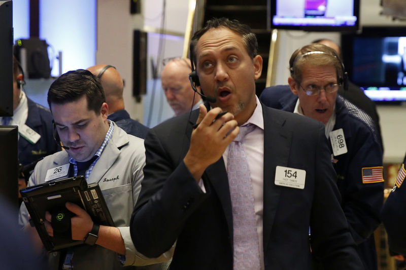 © Reuters. Traders work on the floor of the NYSE