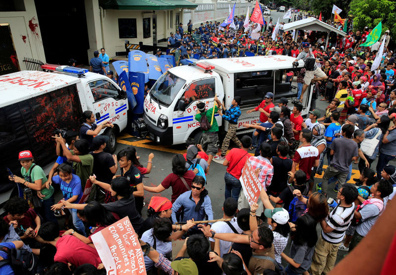 © Reuters. Manifestantes fazem protesto em Manila