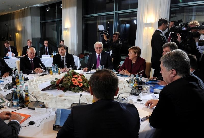 © Reuters. Russian President Putin, German Foreign Minister Steinmeier, German Chancellor Merkel and Ukrainian President Poroshenko attend talks on a stalled peace plan for eastern Ukraine in Berlin
