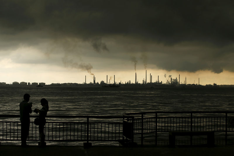 © Reuters. Storm clouds gather over Shell's Pulau Bukom oil refinery in Singapore