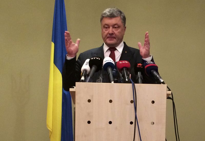 © Reuters. Ukrainian President Petro Poroshenko makes a statement after talks on a stalled peace plan for eastern Ukraine in Berlin