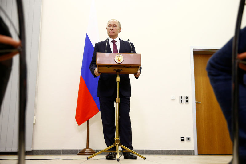 © Reuters. Russian President Vladimir Putin attends a press conference at Tegel airport after a meeting with German Chancellor Angela Merkel in Berlin