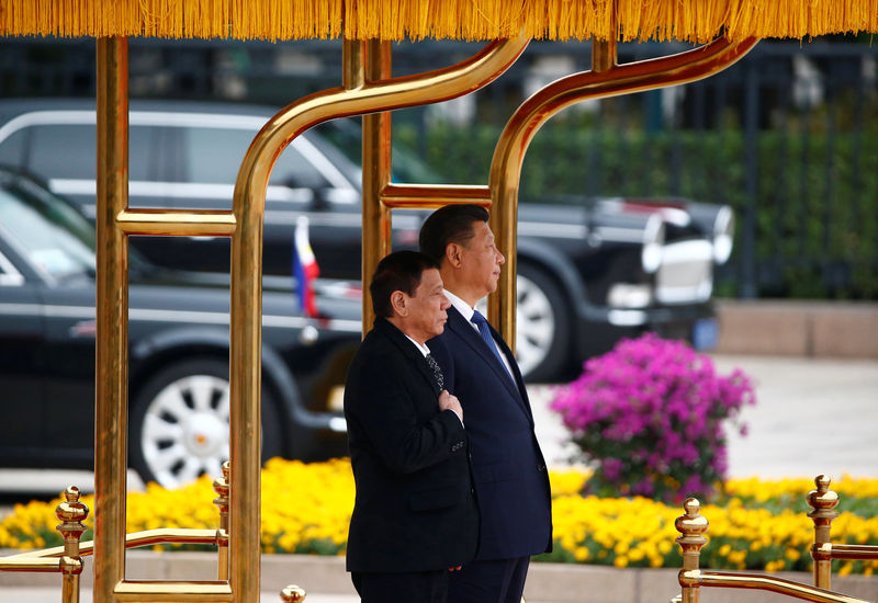 © Reuters. President of the Philippines Rodrigo Duterte and Chinese President Xi Jinping attend a welcoming ceremony at the Great Hall of the People in Beijing