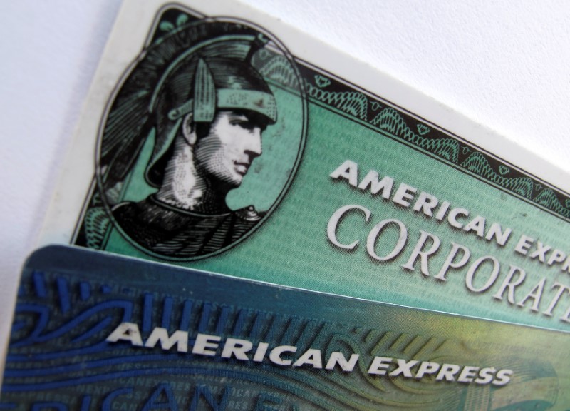 © Reuters. Пластиковые карты American Express  и American Express corporate