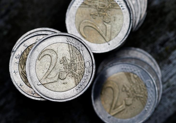 © Reuters. Монеты в 2 евро