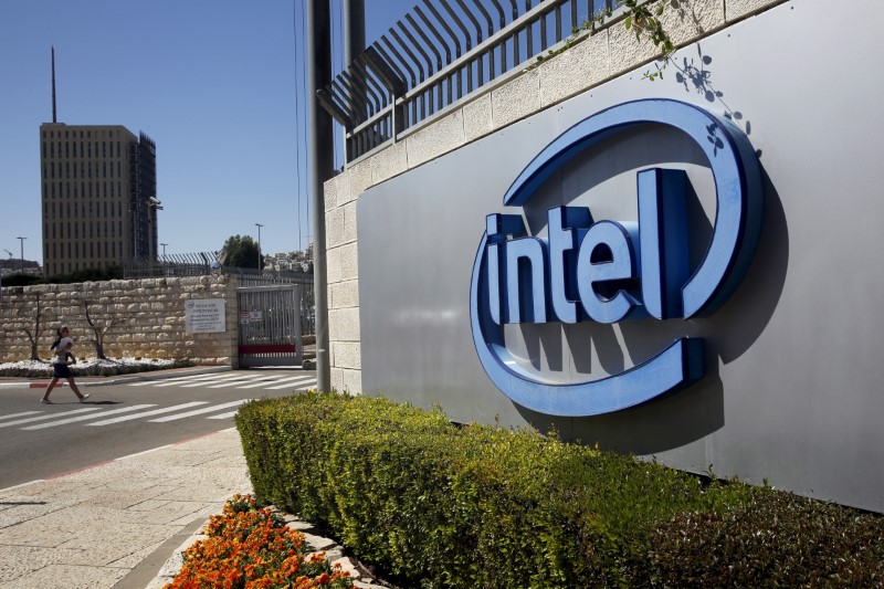 © Reuters. The logo of Intel, the world's largest chipmaker is seen at their offices in Jerusalem
