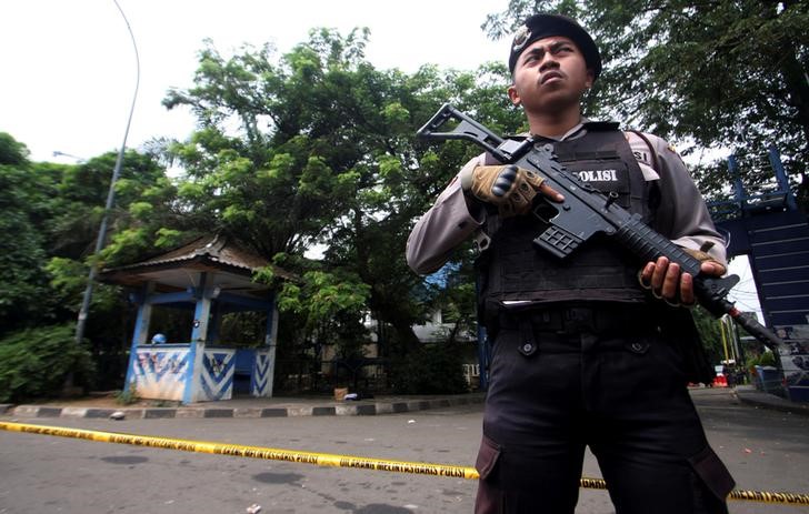 © Reuters. مشتبه بانتمائه للدولة الإسلامية يطعن ثلاثة من شرطة إندونيسيا
