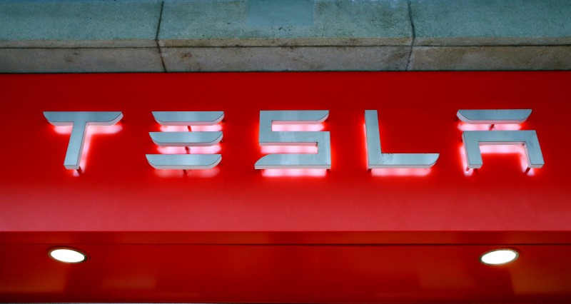 © Reuters. Tesla dice que todos sus modelos tendrán el hardware de conducción autónoma