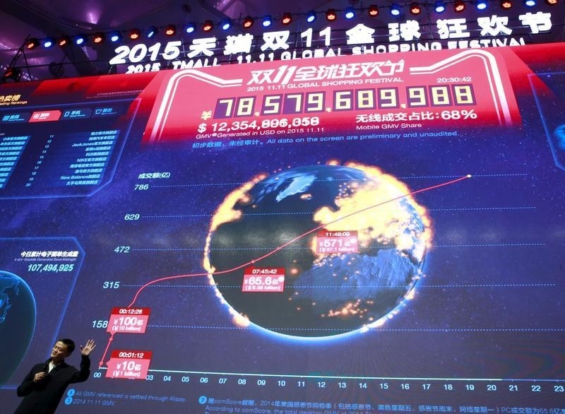 © Reuters. Alibaba founder and chairman Jack Ma speaks in front of a screen showing real-time data of transactions at Alibaba Group's 11.11 Global shopping festival in Beijing
