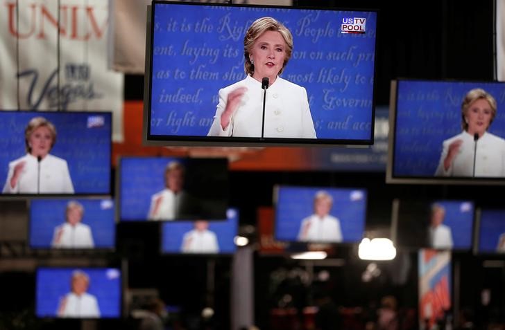© Reuters. Democratic U.S presidential nominee Hillary Clinton is shown on TV monitors in the media filing room during the last 2016 U.S. presidential debate in Las Vegas