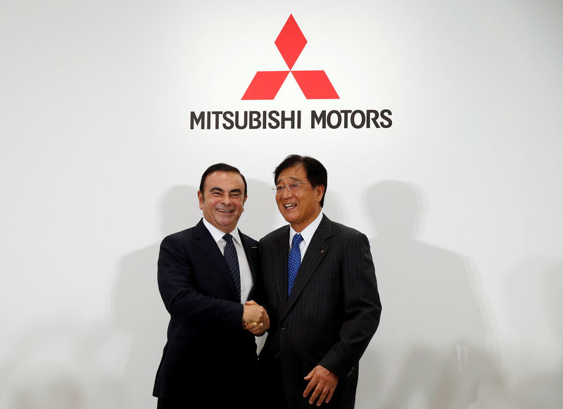 © Reuters. Ghosn, Chairman and CEO of the Renault-Nissan Alliance and Mitsubishi Motors Corp's Chairman and CEO Masuko attend their joint news conference in Tokyo