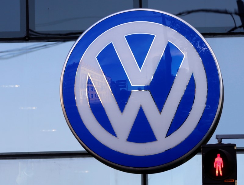 © Reuters. The logo of German car maker Volkswagen is seen outside a garage in Vienna