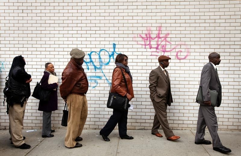 © Reuters. طلبات إعانة البطالة الأمريكية ترتفع بأكثر من المتوقع