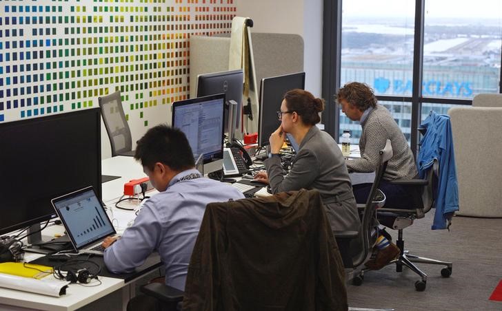 © Reuters. UBS employees work in the UBS "fintech lab" at Canary Wharf in London