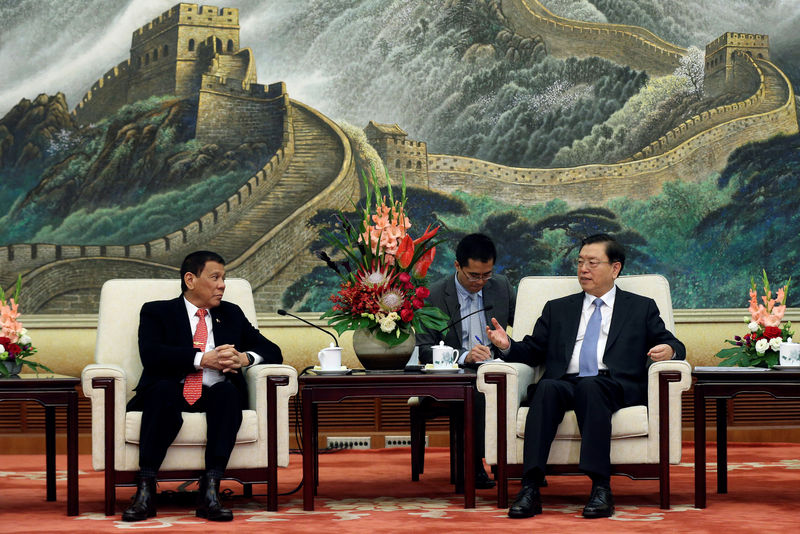 © Reuters. Philippines President Rodrigo Duterte and Zhang Dejiang, Chairman of the Standing Committee of the National People's Congress of China hold a meeting at the Great Hall of the People in Beijing