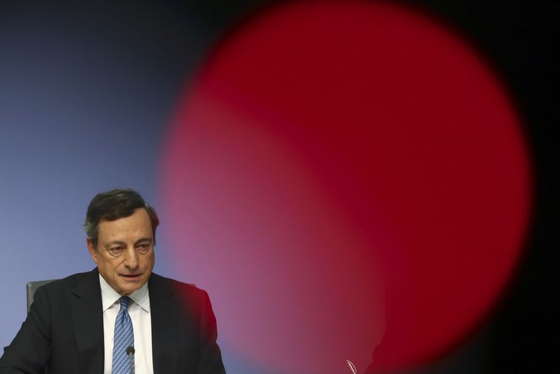 © Reuters. El BCE mantiene sin cambios su estrategia, calla sobre el rumbo futuro