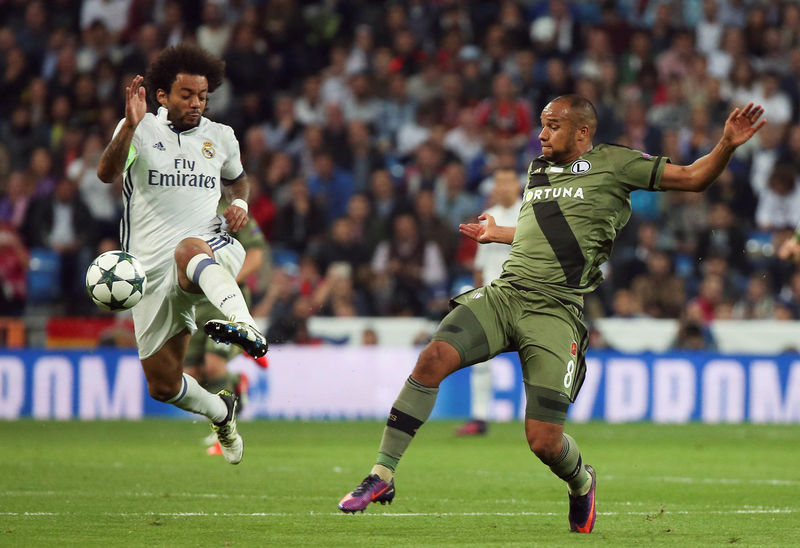 © Reuters. El Legia de Varsovia teme expulsión de la Champions tras disturbios en Madrid