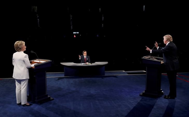 © Reuters. Candidato republicano à Presidência dos EUA, Donald Trump, e candidata democrata, Hillary Clinton, durante debate em Las Vegas